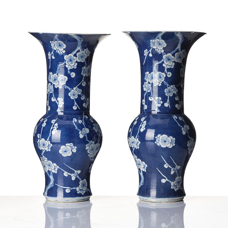 A pair of blue and white 'yen yen' vases, Qing dynasty, 19th century.