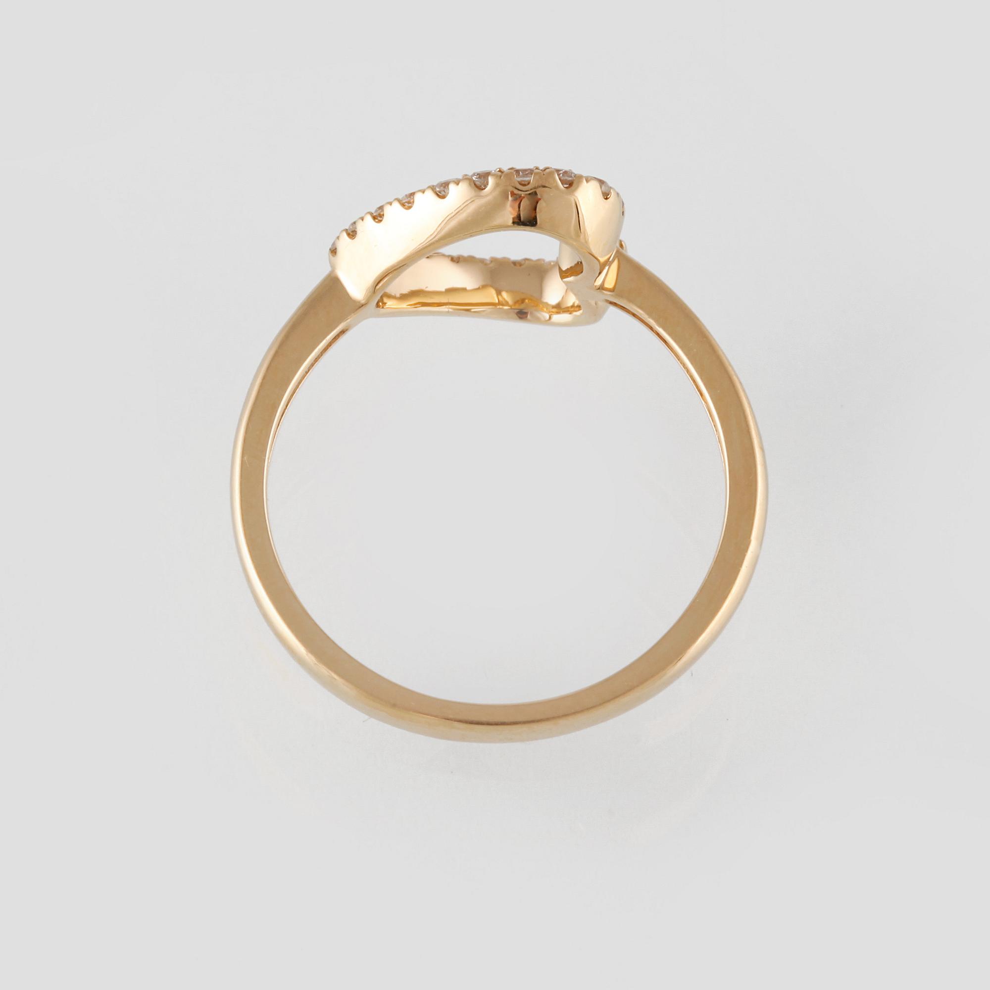 RING, 18K guld med briljantslipade diamanter ca 0.19 ct. Vikt 2,4 gram.