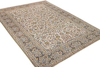 A Kashan carpet, c. 337 x 245 cm.
