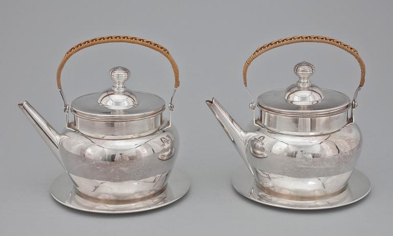 TEKANNOR MED FAT, ett par, nysilver, CG Hallberg, Stockholm 1920-tal.