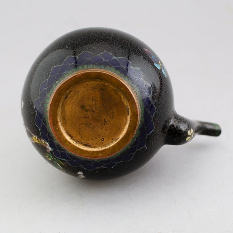 BRICKA SAMT VINKANNA, koppar samt emalj, Kina, 1800-/1900-tal.