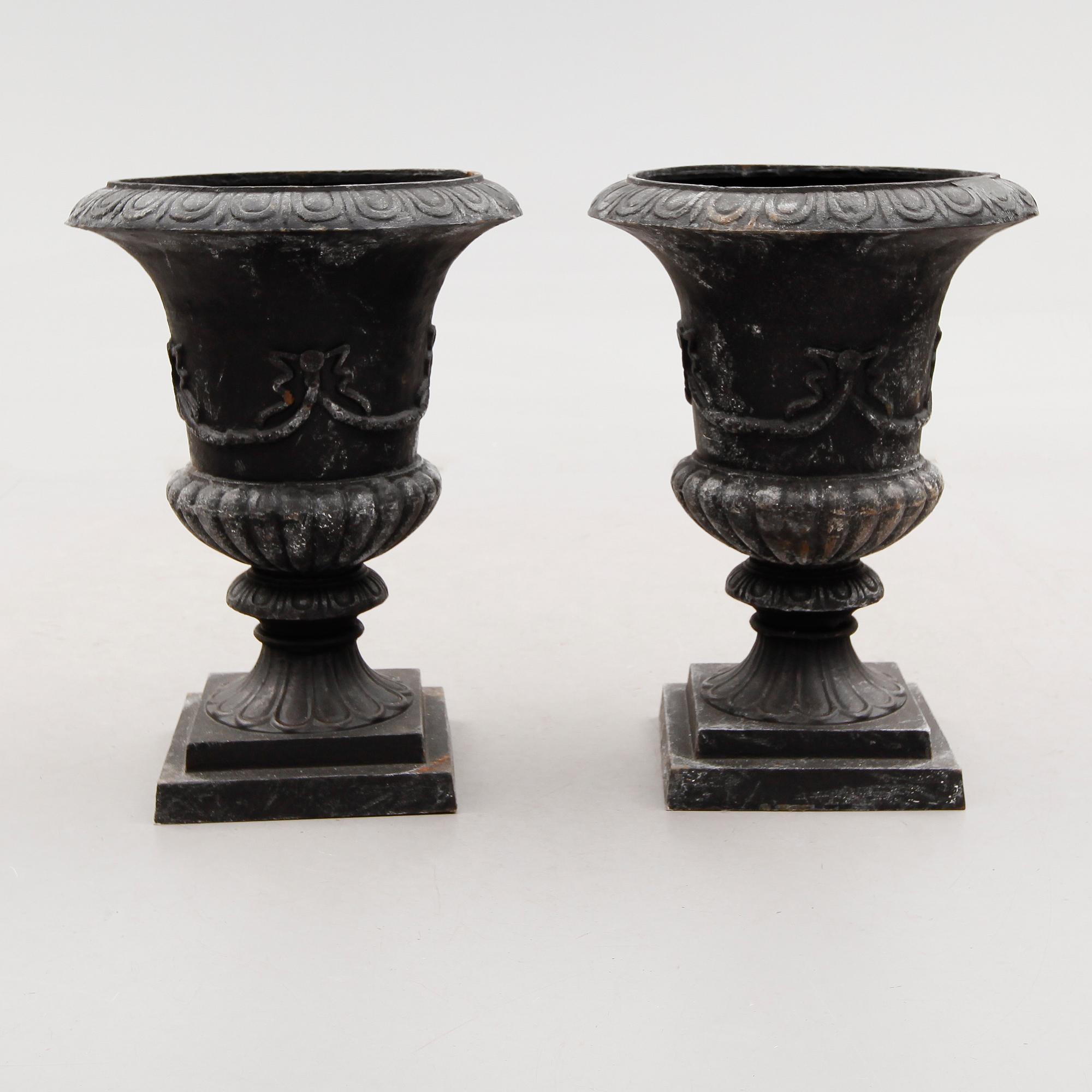 TRÄDGÅRDSURNOR, 1 par, gjutjärn, modern tillverkning.