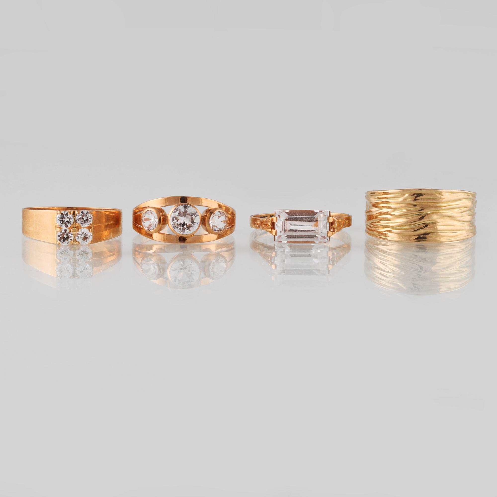 RINGAR, 4 st, 18K guld samt bergkristall, delvis kattfotstämplade. Vikt 9,6 gram.