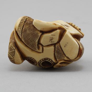 NETSUKE, ben, Japan, signerad, 1900-talets första hälft.