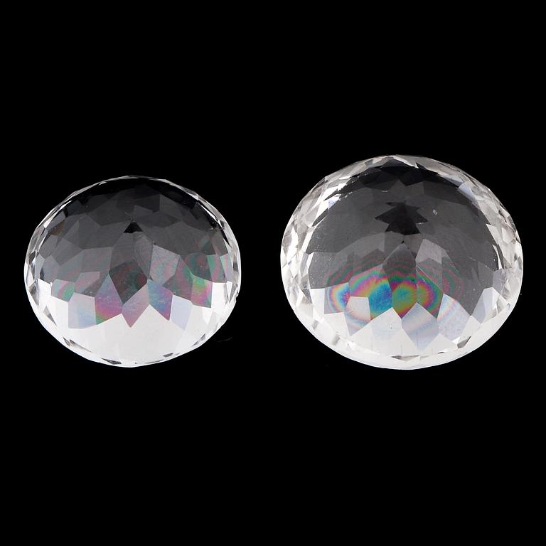 TVÅ LÖSA FASETTSLIPADE TOPASER.
