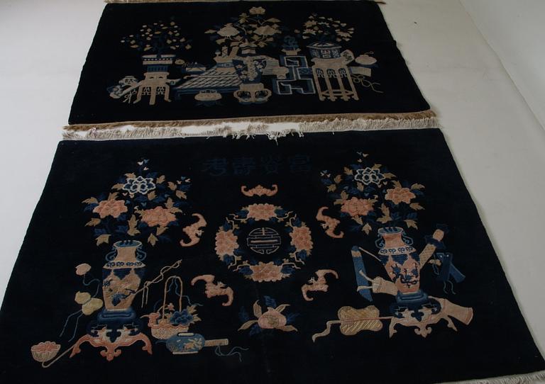 MATTOR, ett par snarlika, Kina. C:a 125 x 185.