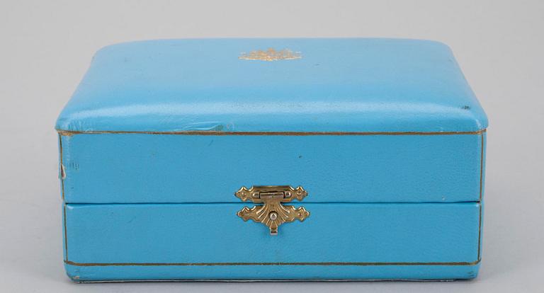 SAVUKERASIA, hopeaa. Persian Shaahin valtiovierailulahja.  Paino 275 g.