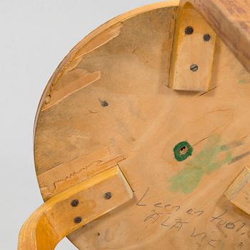 Alvar Aalto, a mid-20th century '85' table and four '60' stools for O.Y. Huonekalu-ja Rakennustyötehdas A.B.