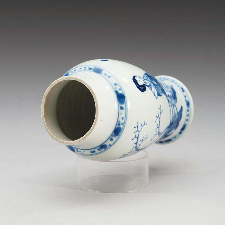 A blue and white vase, Qing dynasty, Kangxi (1662-1722).