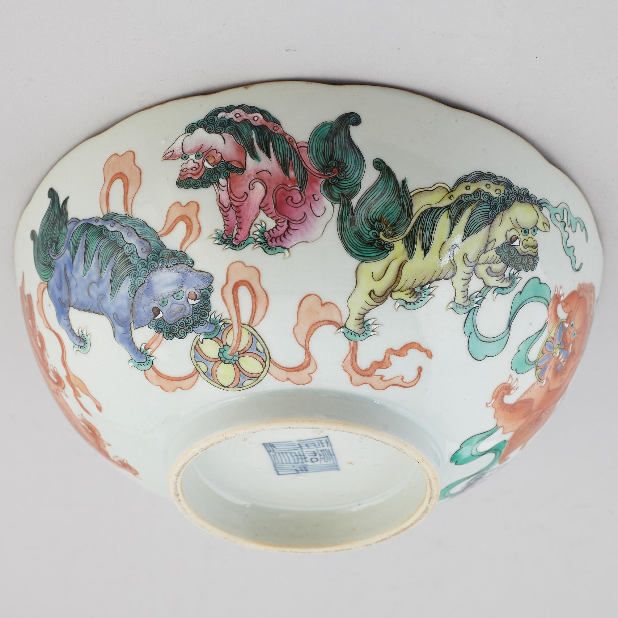 A Chinese famille rose bowl, early 20th century.