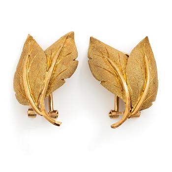 487. Buccellati ett par örhängen i form av löv 18K guld.