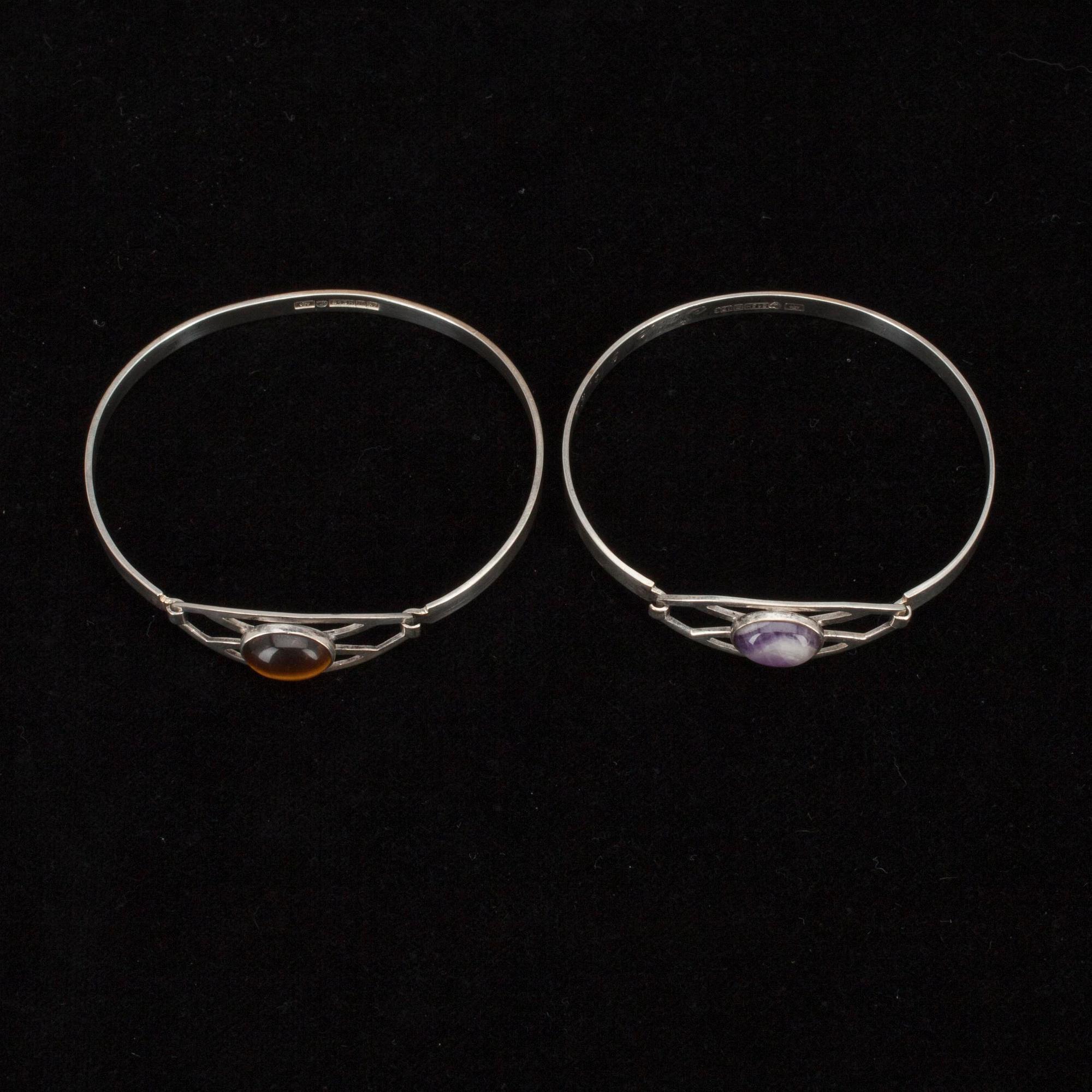 ARMBAND, 2 st, silver, ametist samt tigeröga. Åbo 1962 och 1966.