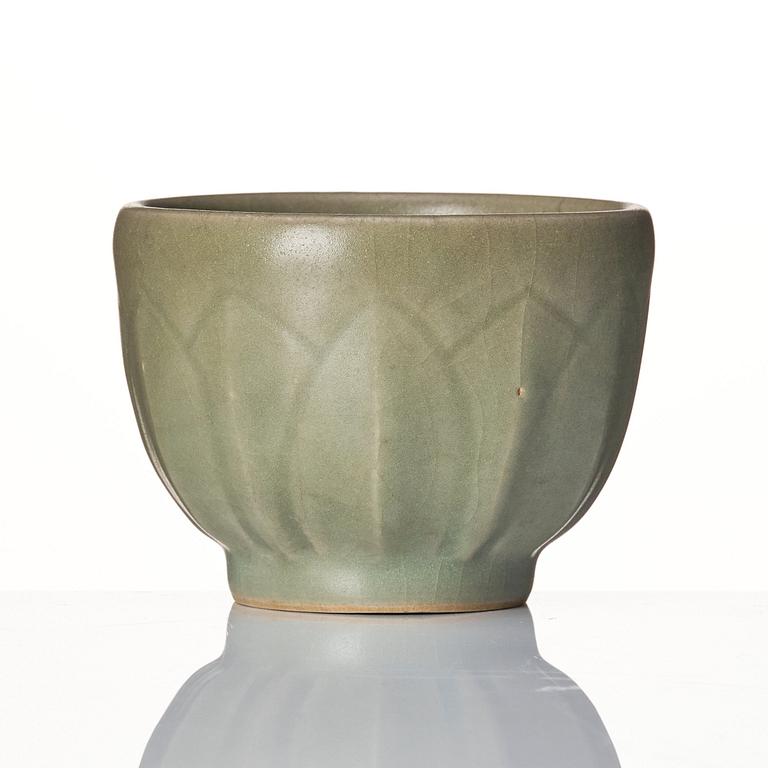 A celadon glazed lotus shaped cup, Yuan/Ming dynasty.