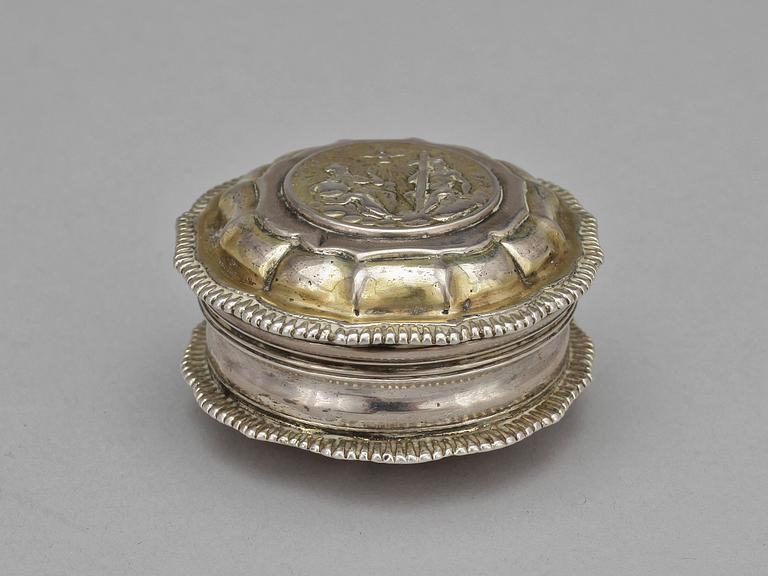 KYRKDOSA, silver, Niclas Fernlöf, Karlstad, 1746. Vikt 60 g.