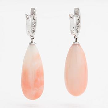 A pair of 18K white gold earrings with diamonds ca. 0.20 ct in total and coral.