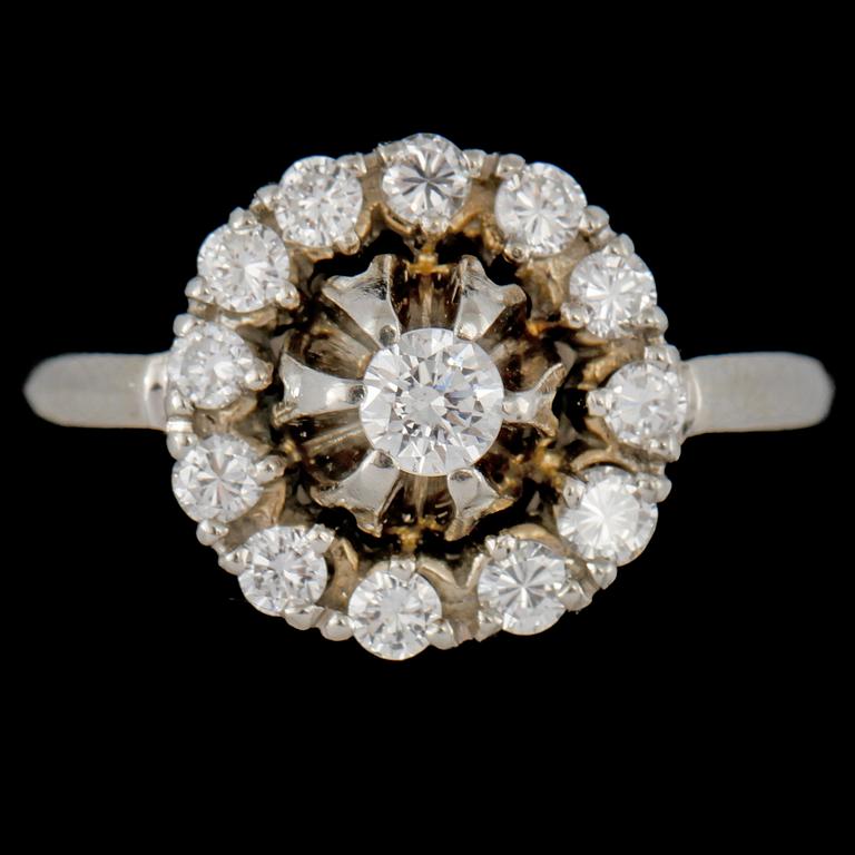 RING, 18k vitguld med 13 briljantslipade diamanter, tot 0.64 ct, importstämplad, 1900-talets tredje kvartal. Vikt 5 g.