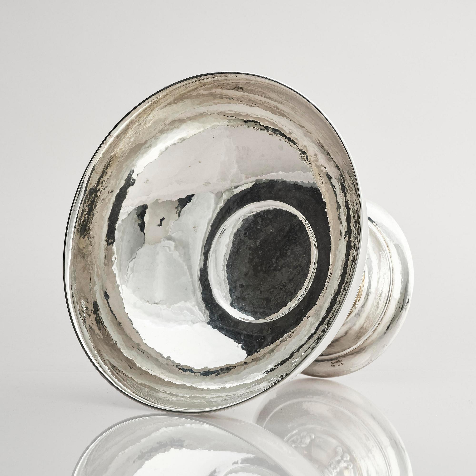C.G. Hallberg, stor uppsatsskål, silver, Svensk importstämpel, Stockholm 1917.