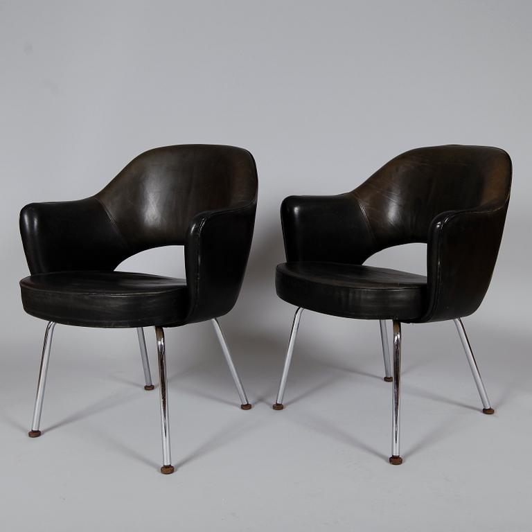 KARMSTOLAR, 1 par, "Executive Side Chair", Eero Saarinen, för Knoll International.