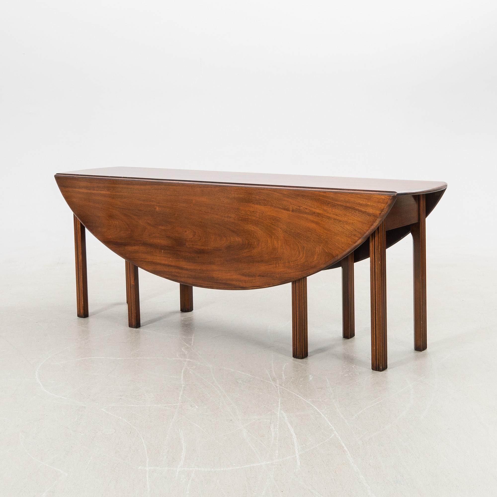 Dining group 11 dlrs England mid-20th century.