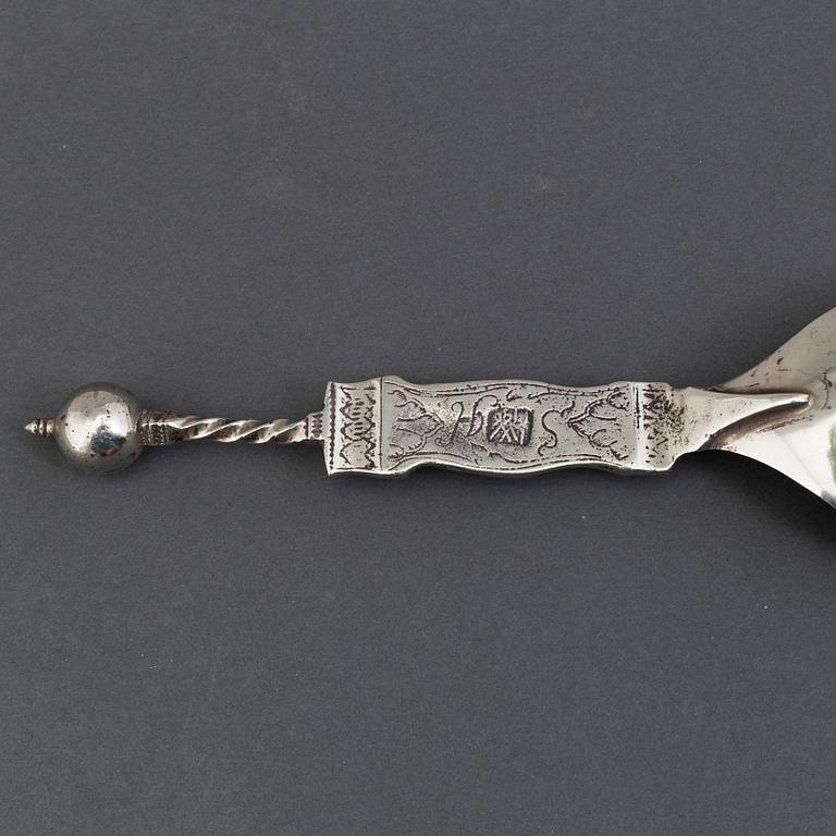 A late 19th / early 20th century silver spoon, unmarked.