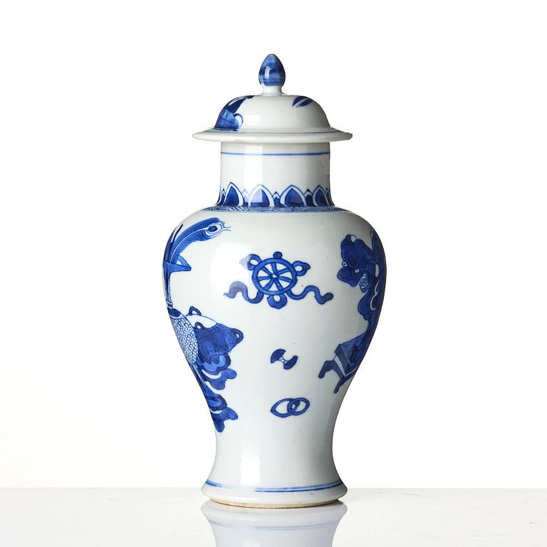 A blue and white vase with cover, Qing dynasty, Kangxi (1662-1722).