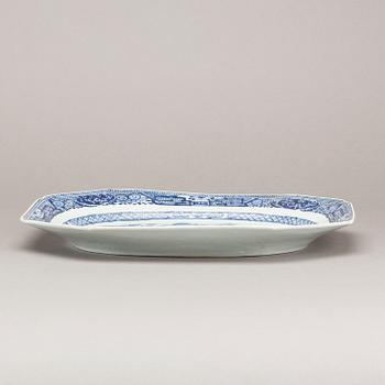 A blue and white Chinese porcelain serving dish, Qianlong (1736-95).