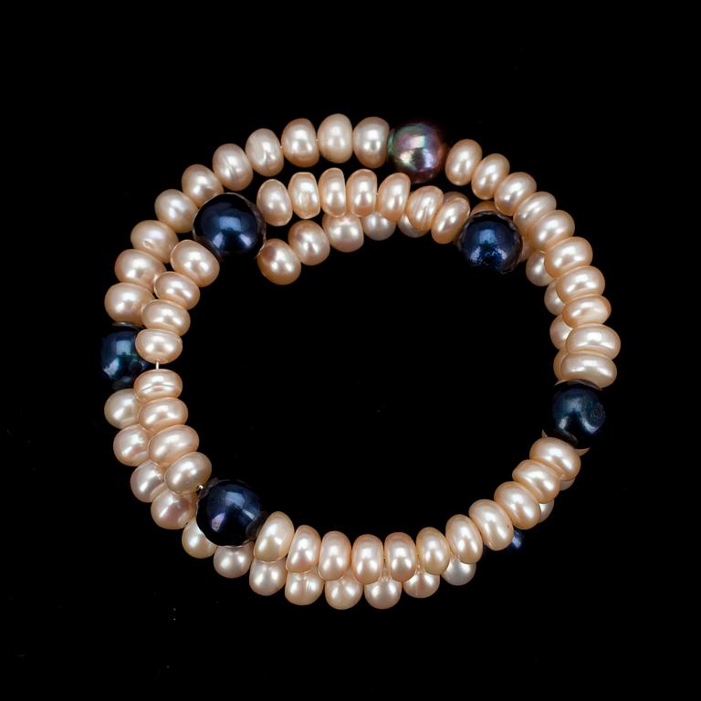 ARMBAND, odlade vita och blå pärlor, modern tillverkning.