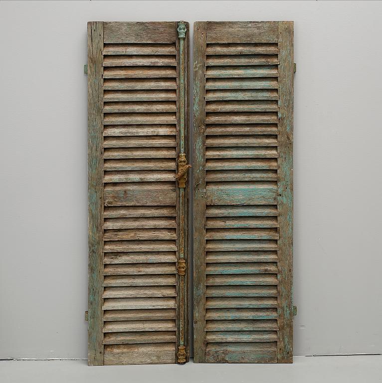 FÖNSTERLUCKOR, ett par, 1900-talets första hälft.