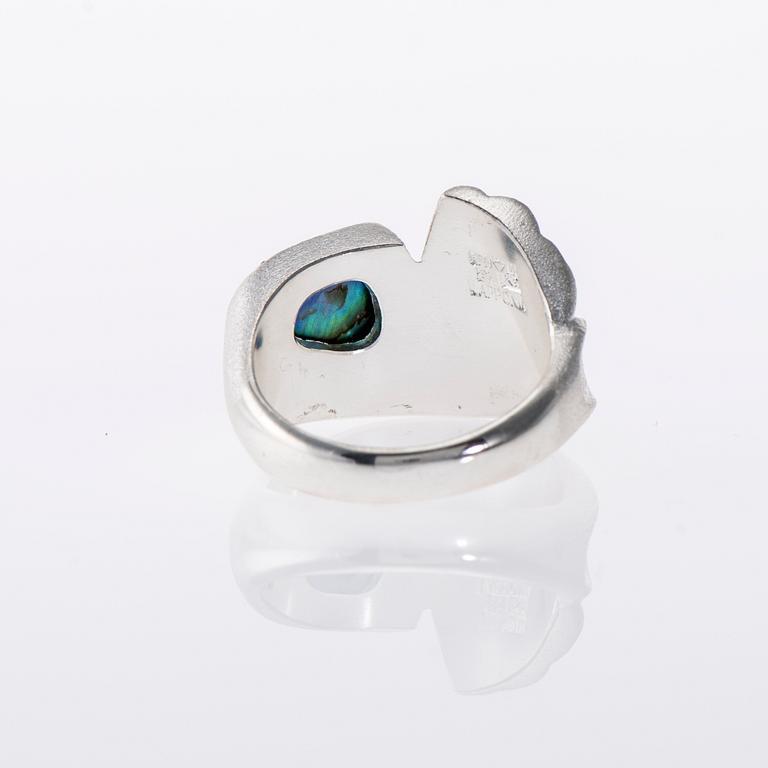 RING, "Nautilus" sterling silver, pärlemor, Zoltan Popovitz Lapponia 2011. Vikt 12,3 g.