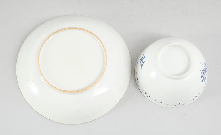 KOPPAR MED FAT, porslin, Kina, Qianlong 1736-1795.