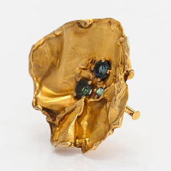 Lotta Orkomies, an 18K gold brooch with sapphires. A.Tillander, Helsinki 1971.