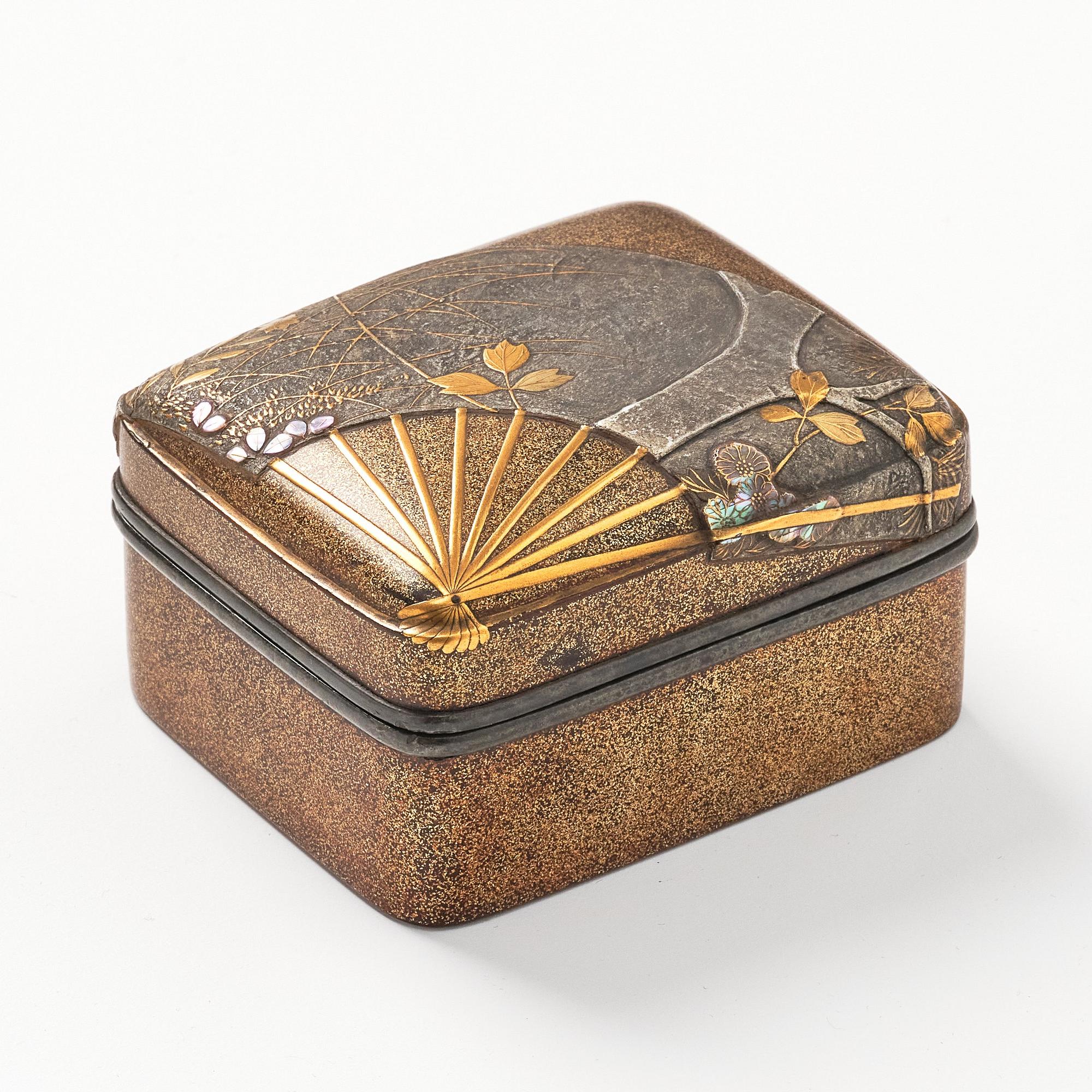 Ask med lock, lack, s.k. Kobako. Japan, Edoperioden (1666-1868).