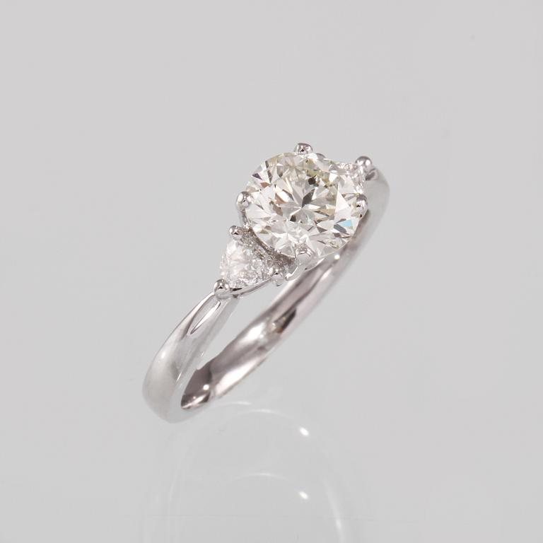 RING, 18K vitguld med 2 triangelslipade diamanter ca 0.22 ct samt en briljantslipad diamant ca 1.50 ct. Vikt 4,4 gram.