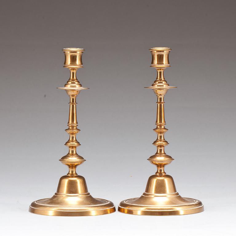 LJUSSTAKAR, ett par, mässing. Omkring 1900.