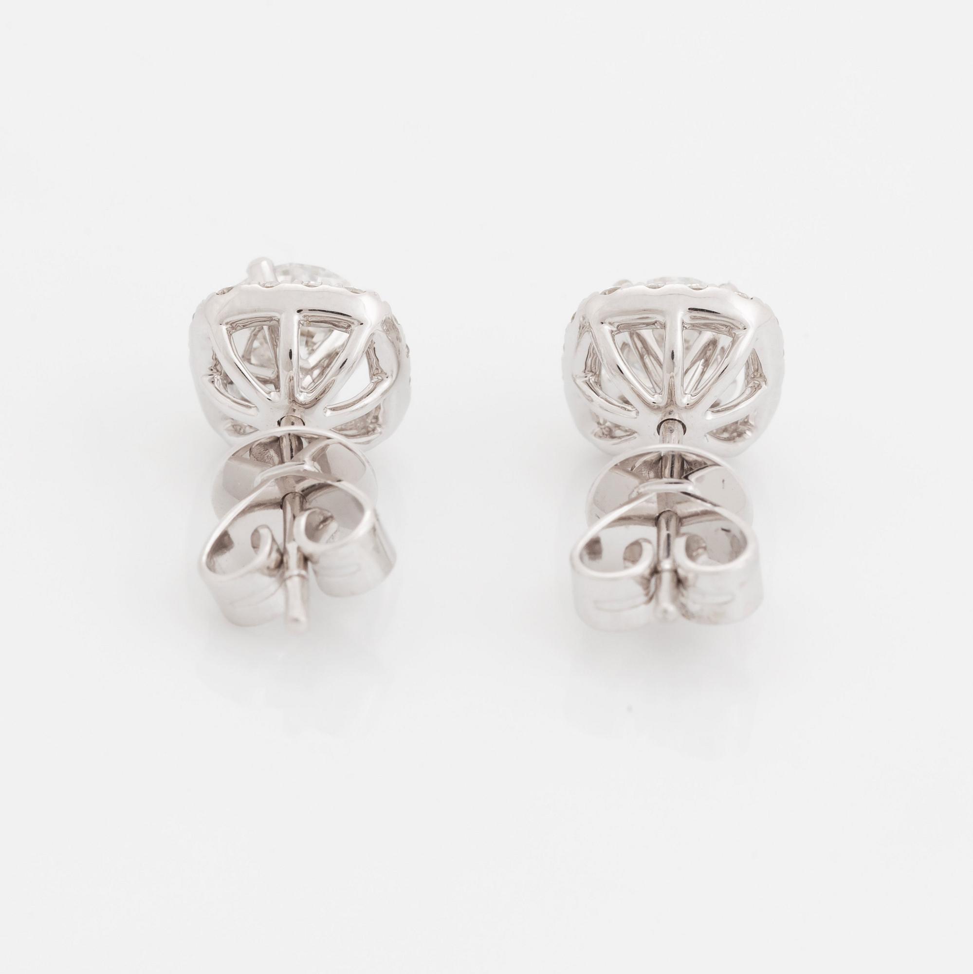 Ett par örhängen 18K vitguld med runda briljantslipade diamanter totalvikt 1.04 ct kvalitet E vs1 och E si2.