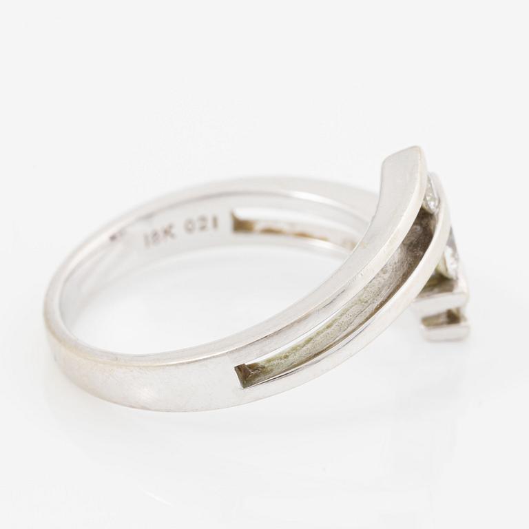 Ring 18K vitguld med runda briljantslipade diamanter.
