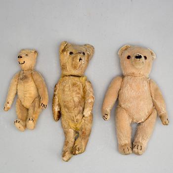Three teddybears one marked Steiff, first half of the 20th century.