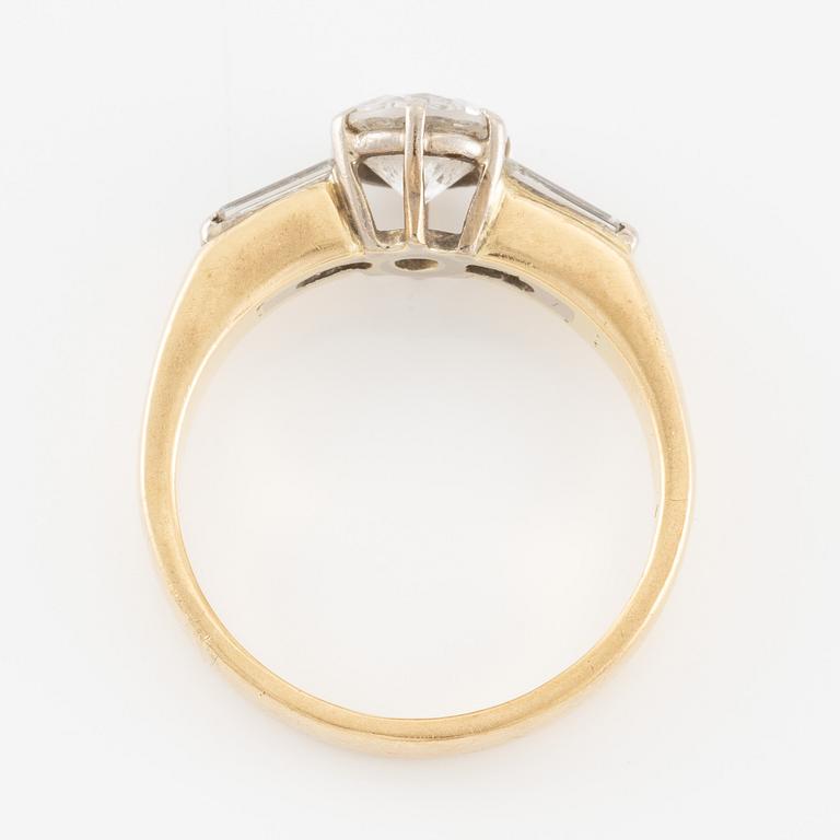 Ring 18K gold with a round brilliant-cut diamond.