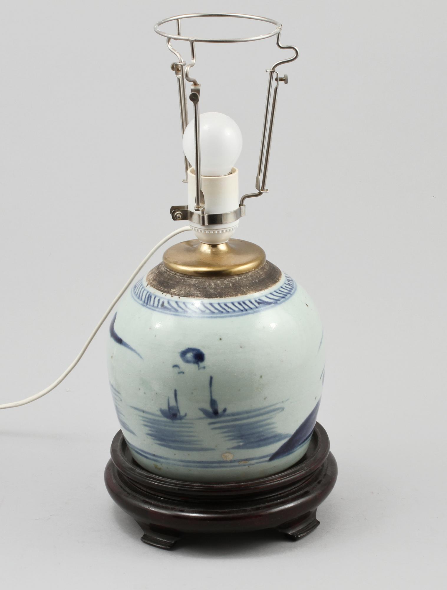 BORDSLAMPA, porslin, Kina, 1800- och 1900-tal.