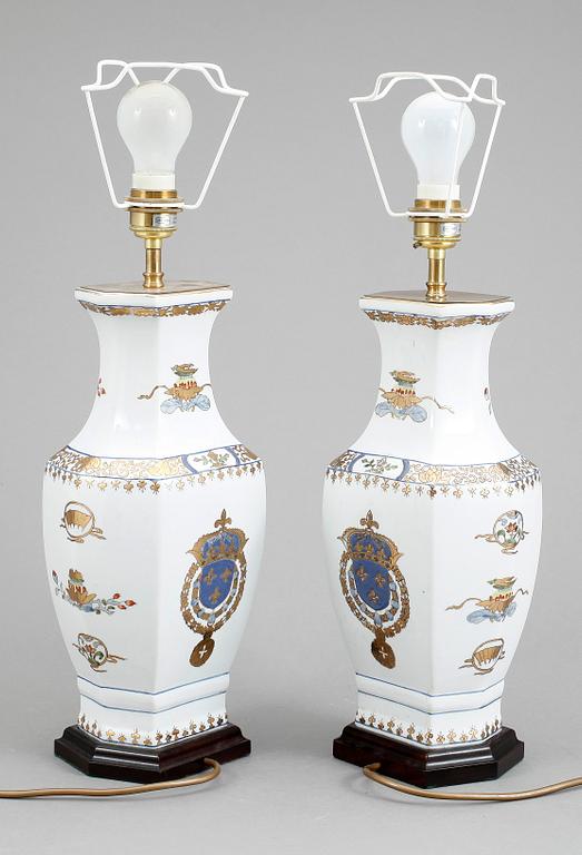 BORDSLAMPOR, ett par, porslin, sannolikt Frankrike, 1900-tal.