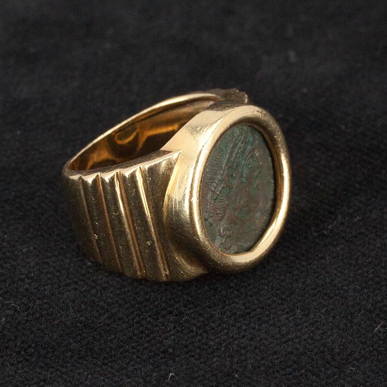 RING, guld 18K, med infattat mynt. Vikt ca 14,9 g.