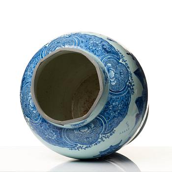 Golvurnor med lock, ett par, porslin. Qingdynastin, Qianlong (1736-95).