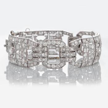 An Art Deco bracelet in platinum set with old- and eight-cut diamonds with a total weight of ca 17 cts.