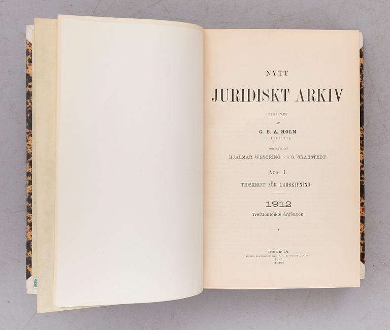 BÖCKER, "Nytt Juridiskt Arkiv I", 1874-2011 samt "Nytt Juridiskt Arkiv II", 1943-2011, Norstedts Förlag.