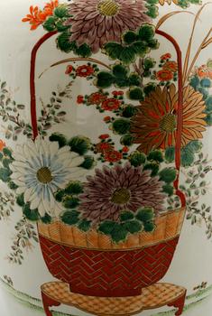 A Chinese floor vase from the 20th century.