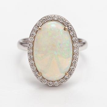 Sormus, 18k valkokultaa, opaali n. 4.64 ct ja timantteja n. 0.35 ct yht todistuksen mukaan.