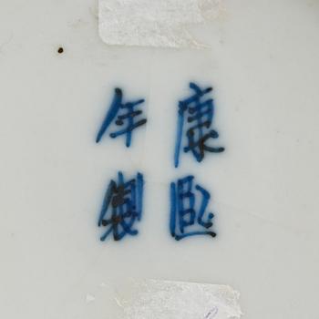 BOJANER, ett par, 1800-tal, och VAS, tidigt 1900-tal, porslin, Kina.