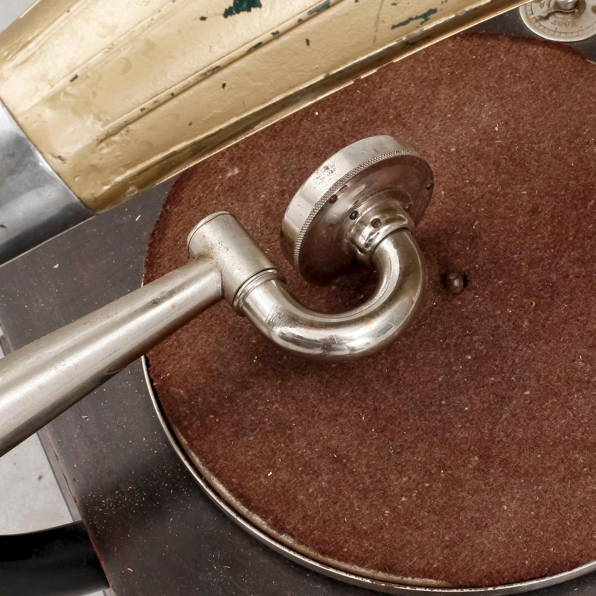 TRATTGRAMMOFON, "His masters voice", 1900-talets första hälft.