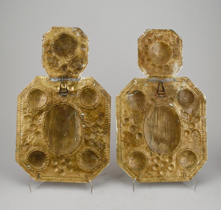 LJUSPLÅTAR, 2 st snarlika, mässing, 1800/1900-tal.