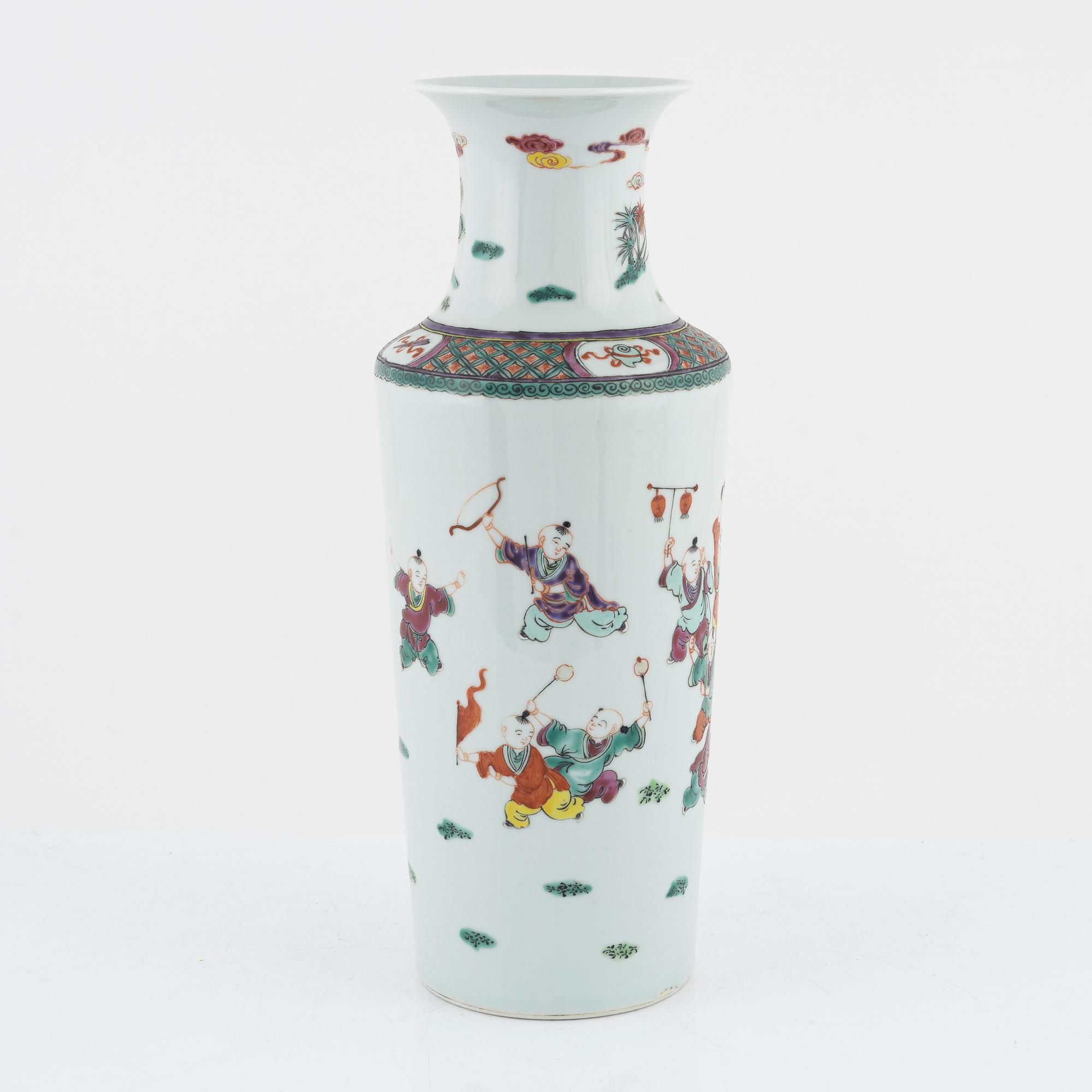 A Chinese porcelain vase, 20th century.